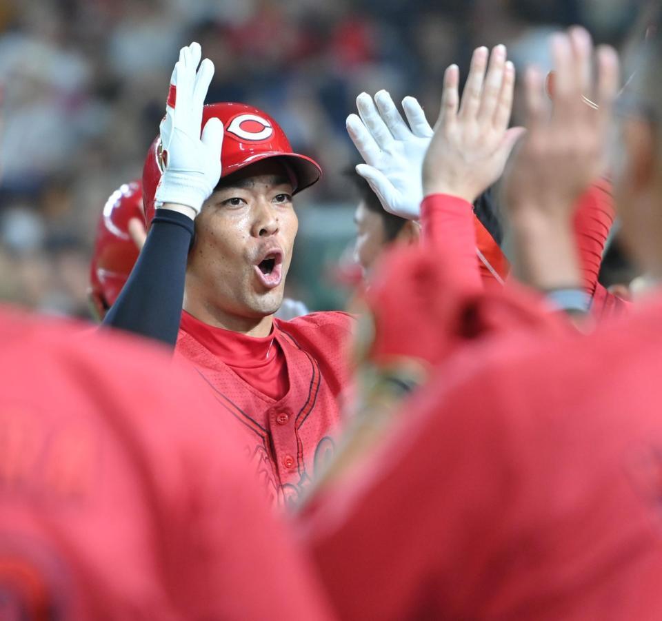 　７回、２ランを放ち、ナインとタッチを交わす秋山（撮影・西岡正）