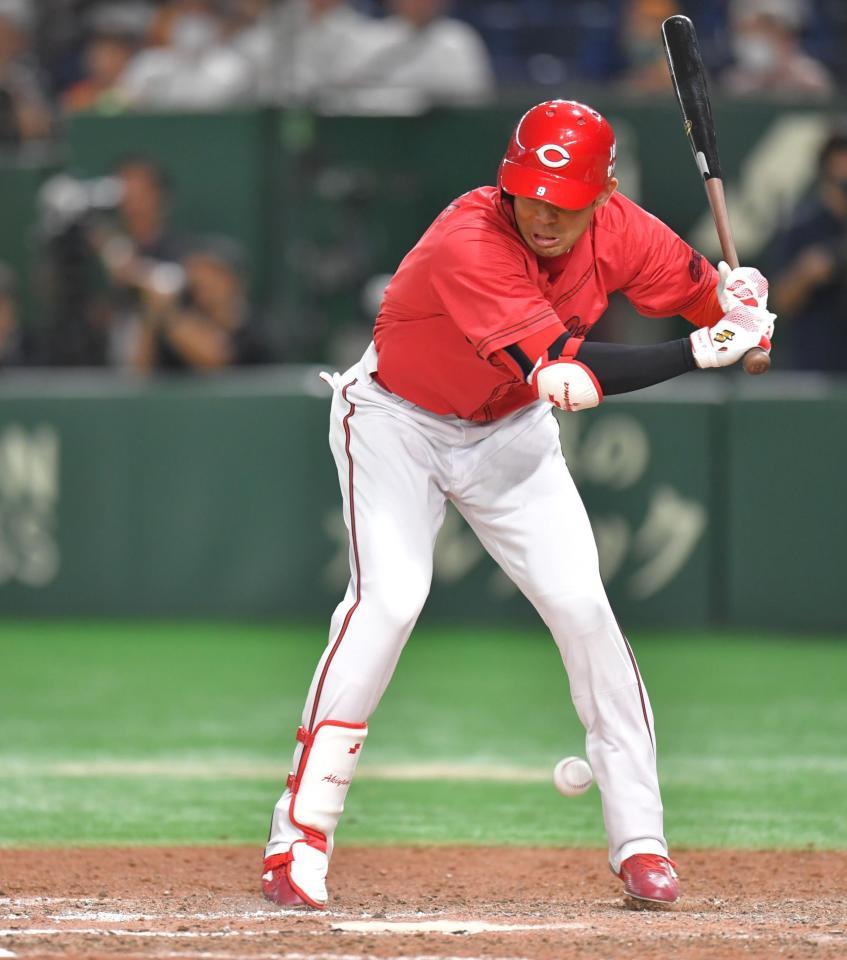 　９回、左足に死球を受ける秋山（撮影・西岡正）