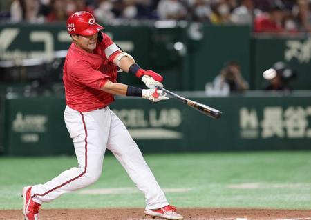 　８回、末包がこの試合２本目のソロ本塁打を放つ