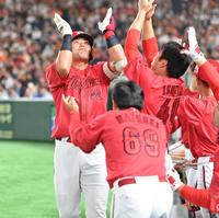 　７回、勝ち越しソロを放ち、ナインと喜び合う末包（撮影・西岡正）