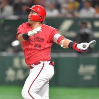 　７回、左越えに勝ち越しソロを放つ末包