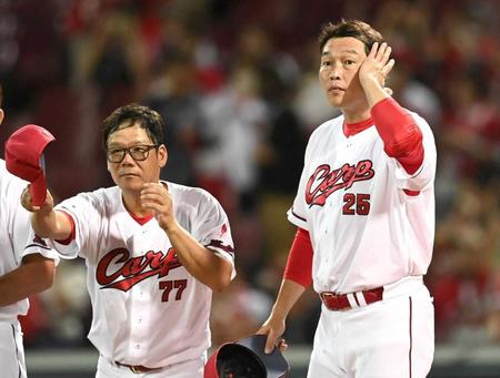 　ヤクルトに完敗し、スタンドのファンにあいさつする新井監督と藤井ヘッド（撮影・田中太一）