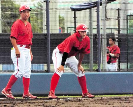 　ウエスタン・オリックス戦に代走で出場した清水（右）と東出コーチ