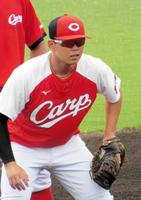 　守備練習に励む清水