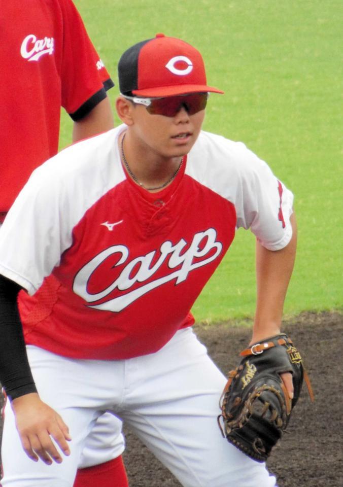 　守備練習に励む清水