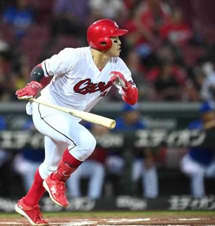 　１回、三塁打を放つ小園（撮影・田中太一）