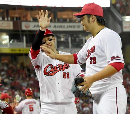 　１回、西川の内野ゴロの間に生還した小園は床田とタッチを交わす