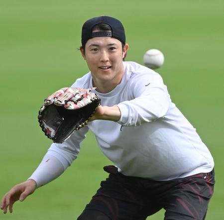 　キャッチボールで調整する森下（撮影・田中太一）