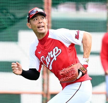 　守備練習をする秋山（撮影・田中太一）