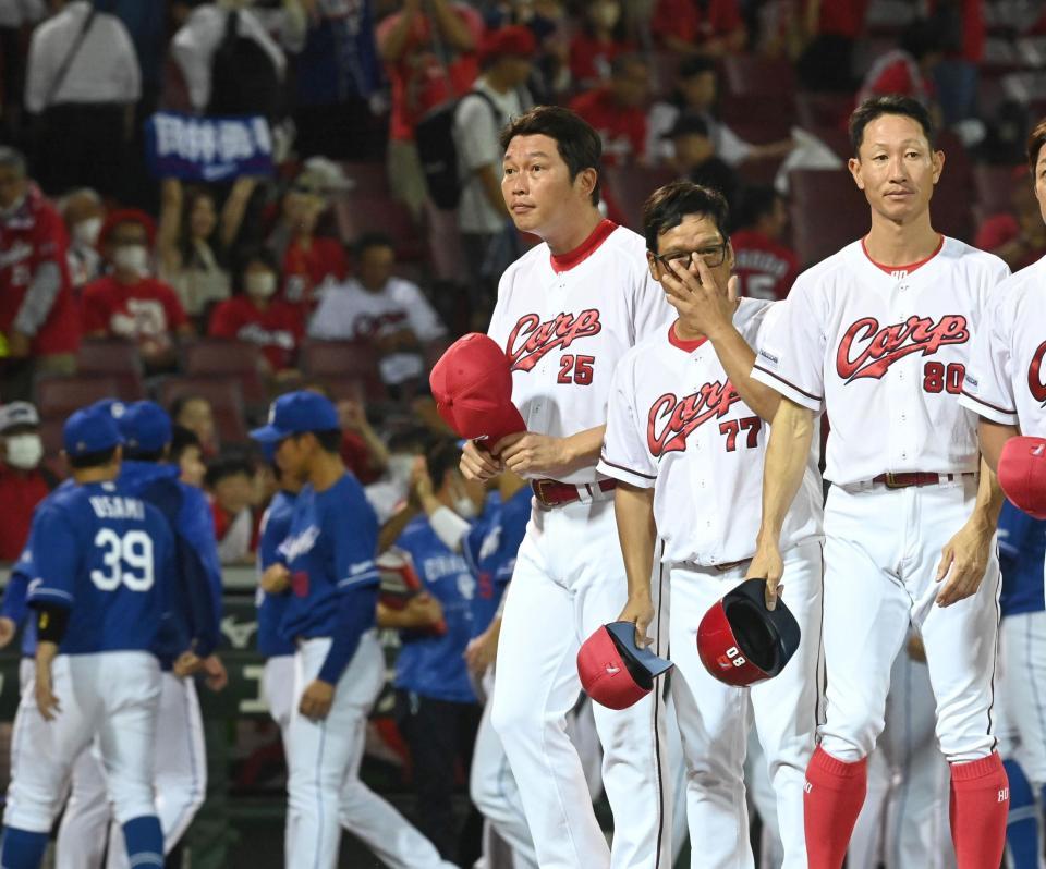 　中日に敗れ、スタンドへあいさつする新井監督（撮影・田中太一）