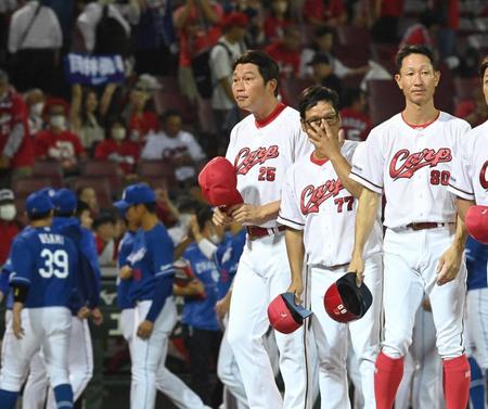 　中日に惜敗し、スタンドへあいさつする新井監督（撮影・田中太一）