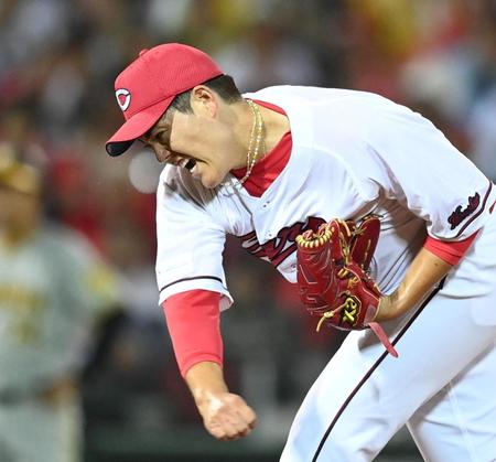 　阪神打線を相手に力投する九里（撮影・田中太一）