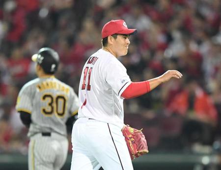 　３回、門別（３０）を空振り三振に斬り、ベンチに戻る九里（撮影・中田匡峻）