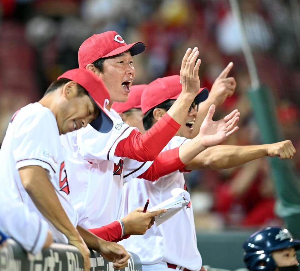 　８回、末包が勝ち越しソロを放ち、ベンチで大喜びする新井監督（撮影・田中太一）