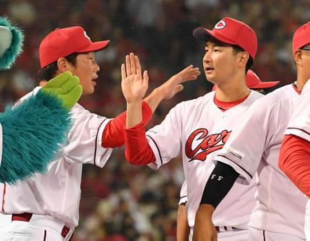 　３勝目を挙げ、新井監督に迎えられる島内（撮影・田中太一）