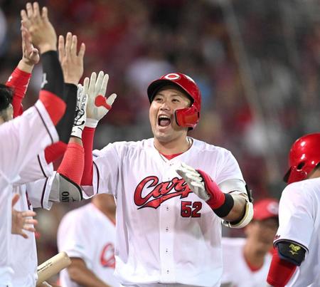 　８回、勝ち越しソロを放ち、ナインに迎えられ歓喜する末包（撮影・田中太一）