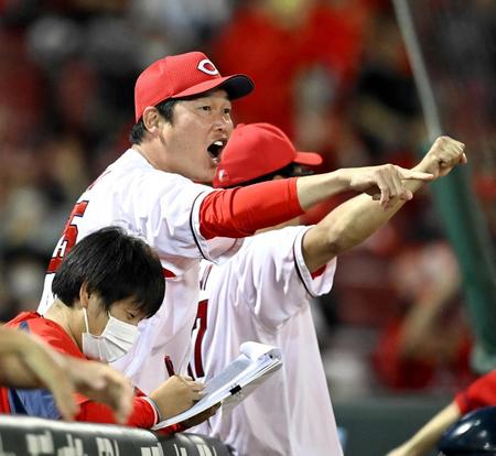 　６回、会沢が先制打を放ち、ベンチで大喜びする新井監督