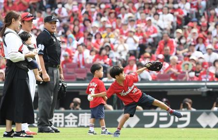 始球式に臨む一岡の長男・大凱くん（右手前）と次男・凌生くん（撮影・中田匡峻）