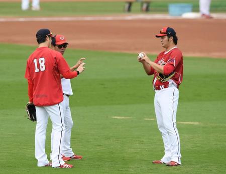 　森下（１８）、藤井ヘッドコーチ（左）と話す床田（撮影・中田匡峻）