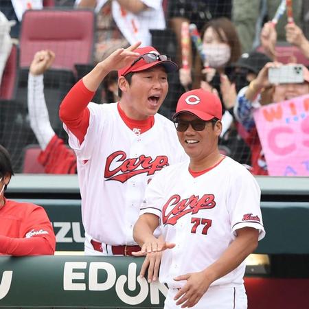 ３回、小園の逆転２ランにほえる新井監督（左）。右は藤井ヘッドコーチ（撮影・中田匡峻）
