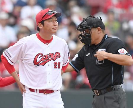 ３回、大瀬良の交代を告げる新井監督（撮影・田中太一）