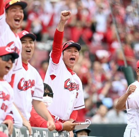 ３回、小園の２ランにガッツポーズをして喜ぶ新井監督（撮影・田中太一）