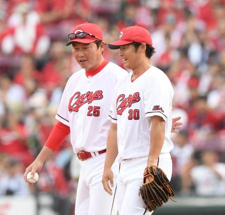 ６回、登板を終えた一岡島（右）と言葉を交わす新井監督（撮影・中田匡峻）
