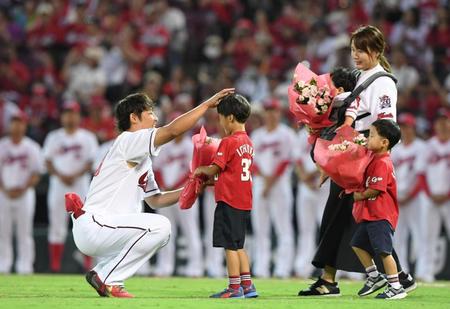 引退する一岡（左）は長男の大凱くんから花束を受け取る（撮影・中田匡峻）