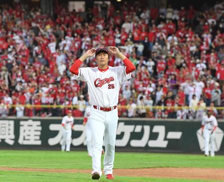最終戦を飾れず、無念の表情で引き揚げる新井監督（撮影・田中太一）