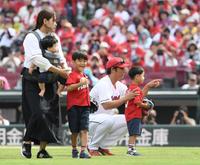 次男・凌生くんに指示をする一岡（撮影・中田匡峻）