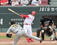 ３回、右翼スタンドへ逆転２ランを放つ小園（撮影・立川洋一郎）