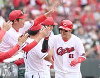 ３回、２ランを放った小園は新井監督に迎えられる（撮影・田中太一）