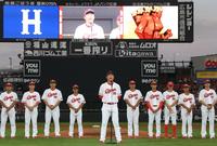 最終戦を飾れず、スタンドへシーズン終了のあいさつする新井監督（撮影・田中太一）