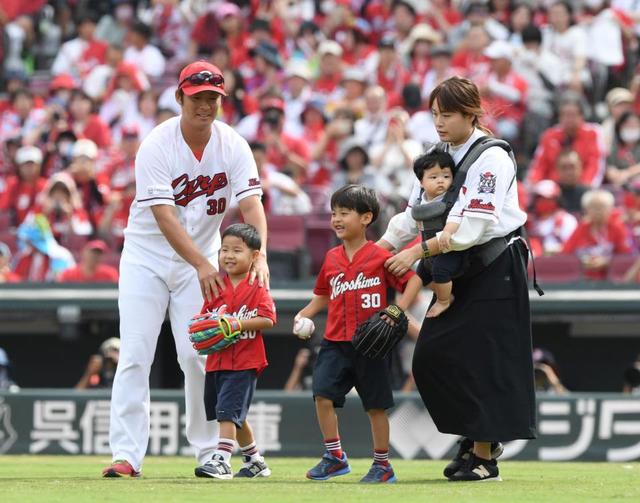 引退の広島・一岡ファミリーが始球式 ２人の息子の投球に新井監督が