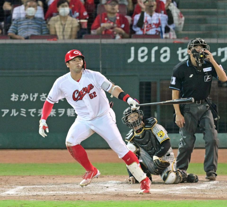 　８回、勝ち越しソロを放つ末包