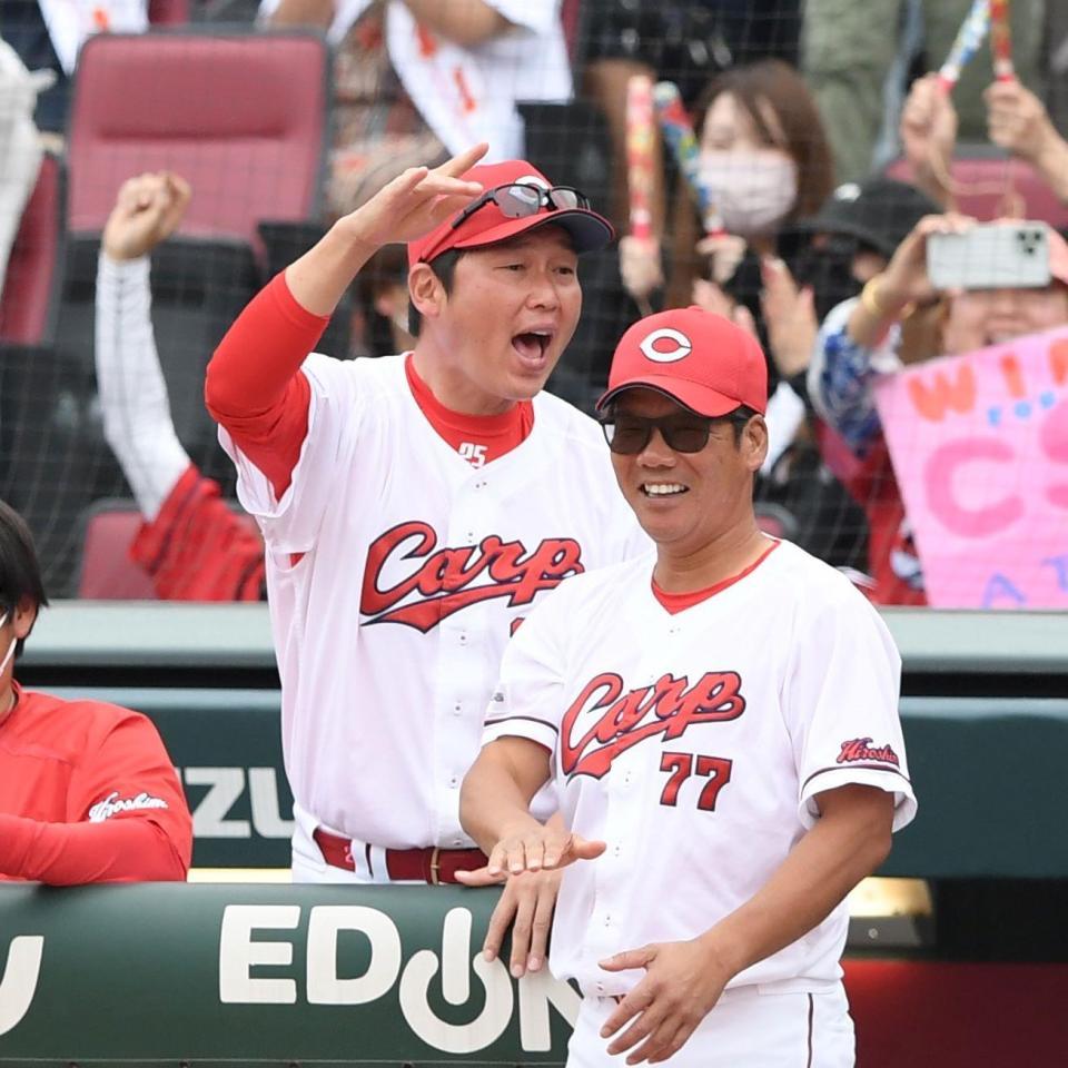 ３回、小園の逆転２ランにほえる新井監督（左）。右は藤井ヘッドコーチ（撮影・中田匡峻）