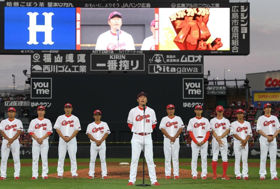 最終戦を飾れず、スタンドへシーズン終了のあいさつする新井監督（撮影・田中太一）