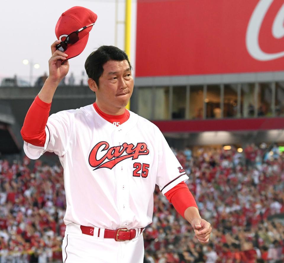 最終戦を飾れず、無念の表情で引き揚げる新井監督（撮影・田中太一）