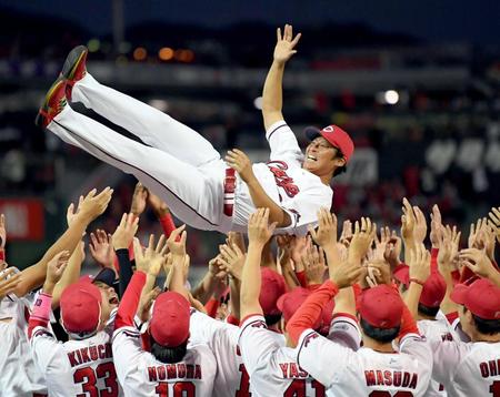 　引退セレモニーでナインから胴上げされる一岡（撮影・田中太一）