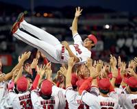 　引退セレモニーでナインから胴上げされる一岡（撮影・田中太一）