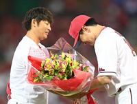 号泣する広島・大瀬良大地から花束を受け取る広島・一岡竜司＝マツダスタジアム（撮影・田中太一）