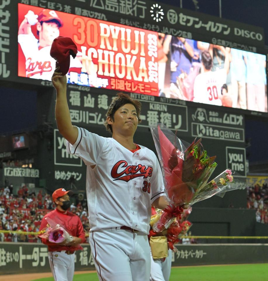 引退セレモニーを行った広島・一岡竜司＝マツダスタジアム（撮影・中田匡峻）