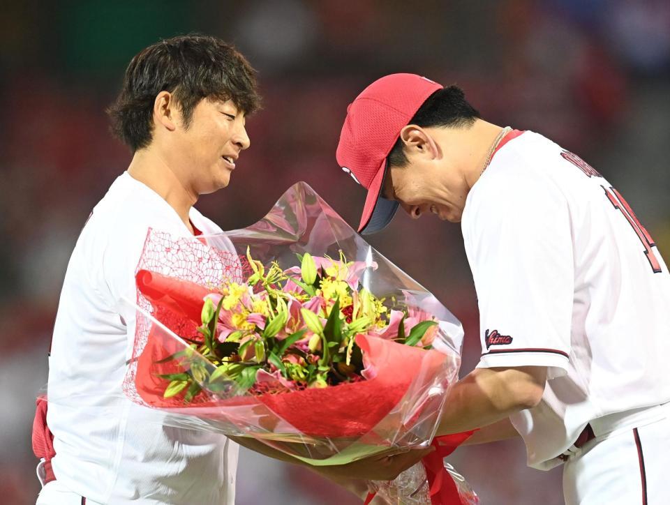 号泣する広島・大瀬良大地から花束を受け取る広島・一岡竜司＝マツダスタジアム（撮影・田中太一）