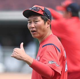広島　新井監督が来季続投　松田オーナー「よくやってくれた」　単年契約も５年ぶりＡクラス＆７４勝を高評価