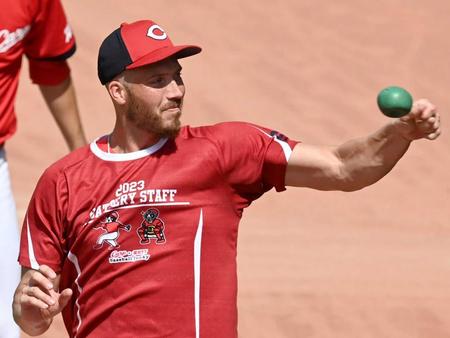 　トレーニング用のボールを投げるターリー（撮影・田中太一）