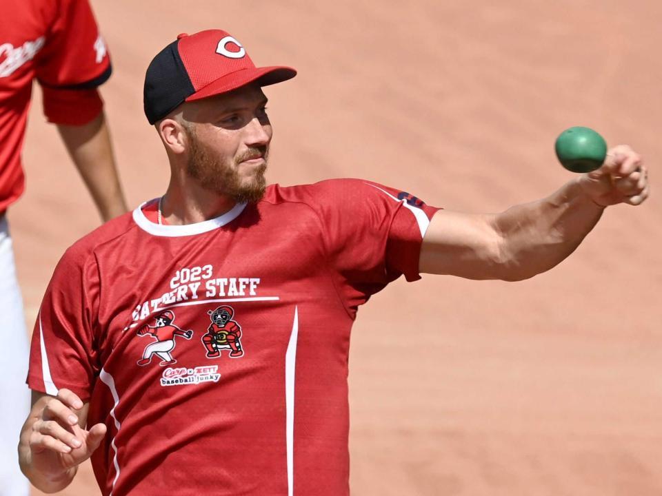 　トレーニング用のボールを投げるターリー（撮影・田中太一）