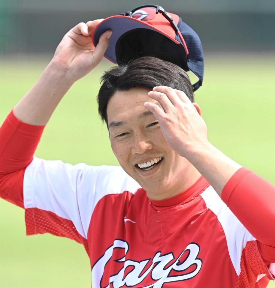 　笑顔で練習を見守る新井監督（撮影・田中太一）