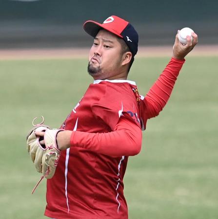 　キャッチボールで調整する中崎（撮影・田中太一）