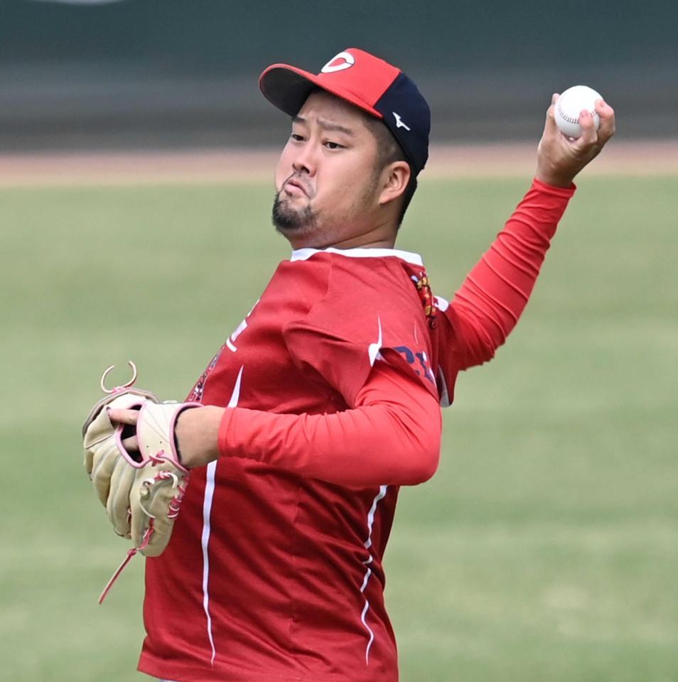 　キャッチボールで調整する中崎（撮影・田中太一）