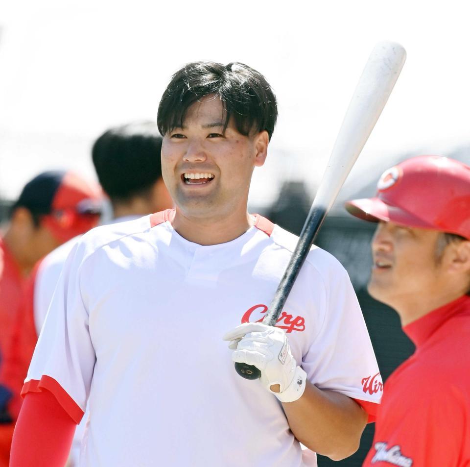　打撃練習の合間、笑顔を見せる末包（撮影・田中太一）